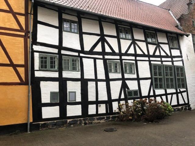Stemningsfuld Lejlighed - 3 Minutters Gang Fra H.C. Andersens Hus Lägenhet Odense Exteriör bild